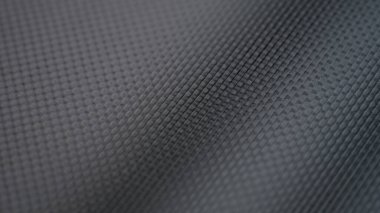 Karanlık, desenli bir yüzeye odaklanmış küçük, geometrik şekillerin çarpıcı bir dizilimini ortaya çıkarır. Işık ve gölgenin etkileşimi görsel cazibeyi arttırır, dokunuşu ve keşfi cezbeder..