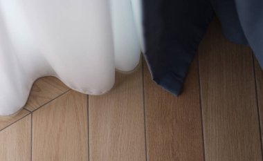 Yumuşak renklerde dalgalı perdeler sıcak ahşap zeminle buluşup doğal ışıkla yıkanmış sakin bir atmosfer yaratıyor. Huzurlu bir iç mekan rahatlama ve sükuneti davet eder..