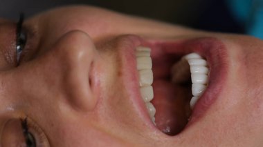 Parlak gülücükler ve neşe dolu kahkahalar bir kadının arkadaşlarıyla neşeli bir anı paylaşması gibi havayı doldurur. Işıl ışıl ifadesi saf mutluluk ve bağlılık gösteriyor.