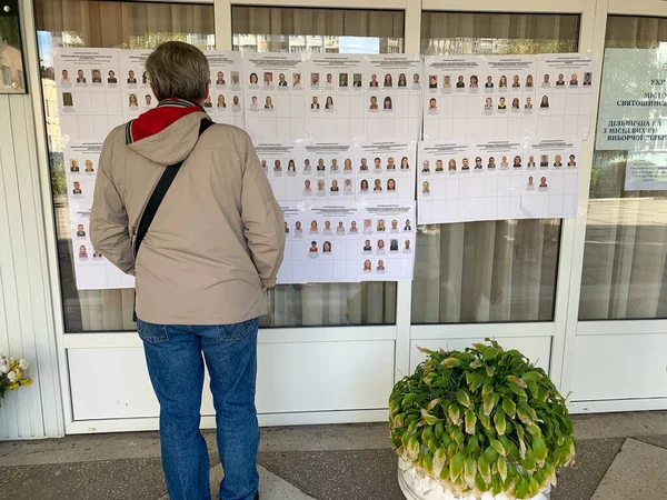 Die Wähler Lesen Die Kandidatenliste Der Nähe Des Wahllokals Der — Stockfoto