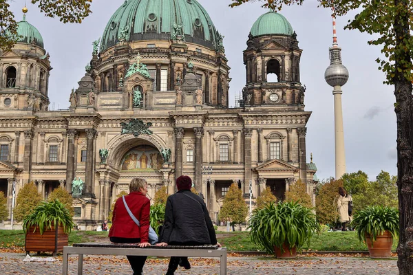 Zwei Frauen Sitzen Auf Einer Parkbank Gegenüber Dem Berliner Dom — Stockfoto