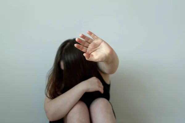 Bir kadın aile içi şiddete karşı kendini savunur.