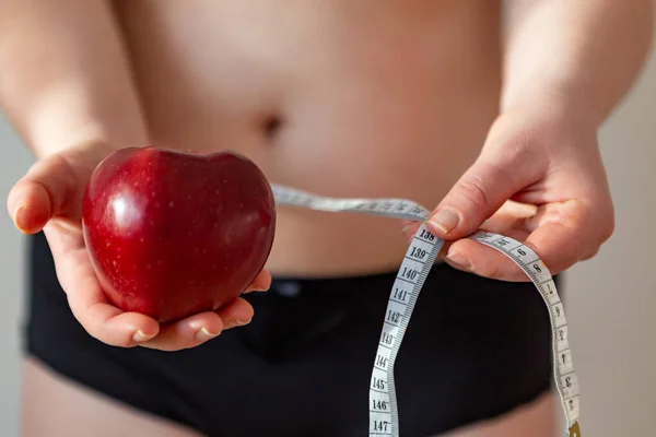 女人测量腰围 女人想减肥 饮食与健康饮食 被隔离的超重妇女 — 图库照片