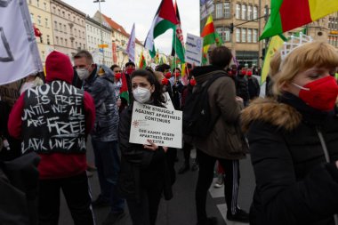 Berlin, Almanya - 1 Mayıs 2021: Koronavirüs salgını sırasında Berlin 'de 1 Mayıs gösterisi. Kreuzberg ve Neukolln 'de protestocular ve polisle çatışmalar. Devrim 1. Mai-Gösterimi