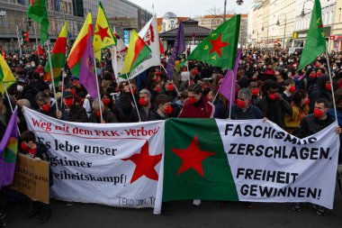 Berlin, Almanya - 1 Mayıs 2021: Koronavirüs salgını sırasında Berlin 'de 1 Mayıs gösterisi. Kreuzberg ve Neukolln 'de protestocular ve polisle çatışmalar. Devrim 1. Mai-Gösterimi