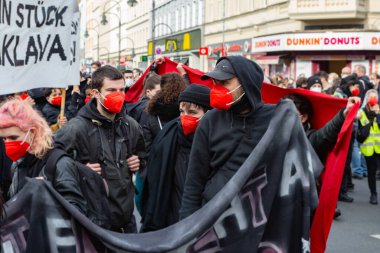 Berlin, Almanya - 1 Mayıs 2021: Koronavirüs salgını sırasında Berlin 'de 1 Mayıs gösterisi. Kreuzberg ve Neukolln 'de protestocular ve polisle çatışmalar. Devrim 1. Mai-Gösterimi