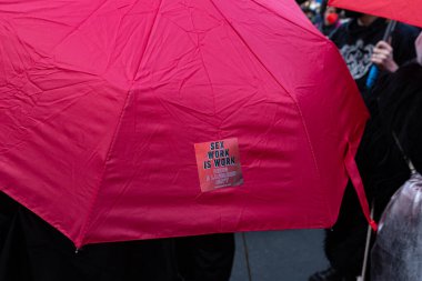Berlin, Almanya - 1 Mayıs 2021: Koronavirüs salgını sırasında Berlin 'de 1 Mayıs gösterisi. Kreuzberg ve Neukolln 'de protestocular ve polisle çatışmalar. Devrim 1. Mai-Gösterimi