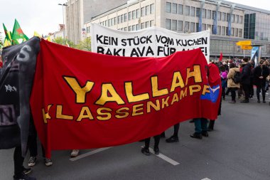 Berlin, Almanya - 1 Mayıs 2021: Koronavirüs salgını sırasında Berlin 'de 1 Mayıs gösterisi. Kreuzberg ve Neukolln 'de protestocular ve polisle çatışmalar. Devrim 1. Mai-Gösterimi