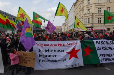 Berlin, Almanya - 1 Mayıs 2021: Koronavirüs salgını sırasında Berlin 'de 1 Mayıs gösterisi. Kreuzberg ve Neukolln 'de protestocular ve polisle çatışmalar. Devrim 1. Mai-Gösterimi