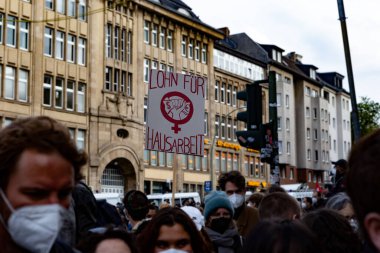Berlin, Almanya - 1 Mayıs 2021: Koronavirüs salgını sırasında Berlin 'de 1 Mayıs gösterisi. Kreuzberg ve Neukolln 'de protestocular ve polisle çatışmalar. Devrim 1. Mai-Gösterimi