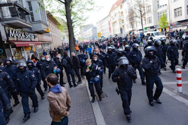 Berlin, Almanya - 1 Mayıs 2021: Koronavirüs salgını sırasında Berlin 'de 1 Mayıs gösterisi. Kreuzberg ve Neukolln 'de protestocular ve polisle çatışmalar. Devrim 1. Mai-Gösterimi