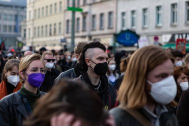 Berlin, Almanya - 1 Mayıs 2021: Koronavirüs salgını sırasında Berlin 'de 1 Mayıs gösterisi. Kreuzberg ve Neukolln 'de protestocular ve polisle çatışmalar. Devrim 1. Mai-Gösterimi