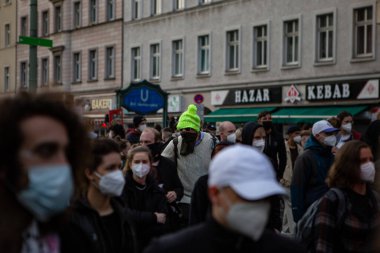 Berlin, Almanya - 1 Mayıs 2021: Koronavirüs salgını sırasında Berlin 'de 1 Mayıs gösterisi. Kreuzberg ve Neukolln 'de protestocular ve polisle çatışmalar. Devrim 1. Mai-Gösterimi