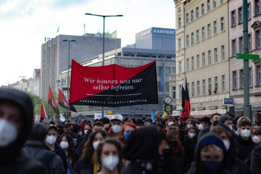 Berlin, Almanya - 1 Mayıs 2021: Koronavirüs salgını sırasında Berlin 'de 1 Mayıs gösterisi. Kreuzberg ve Neukolln 'de protestocular ve polisle çatışmalar. Devrim 1. Mai-Gösterimi
