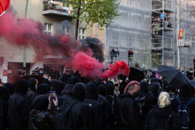Berlin, Almanya - 1 Mayıs 2021: Koronavirüs salgını sırasında Berlin 'de 1 Mayıs gösterisi. Kreuzberg ve Neukolln 'de protestocular ve polisle çatışmalar. Devrim 1. Mai-Gösterimi