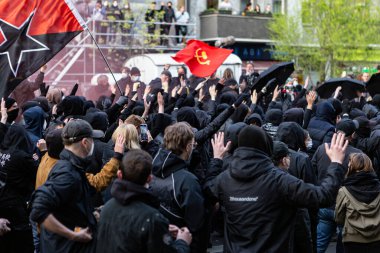 Berlin, Almanya - 1 Mayıs 2021: Koronavirüs salgını sırasında Berlin 'de 1 Mayıs gösterisi. Kreuzberg ve Neukolln 'de protestocular ve polisle çatışmalar. Devrim 1. Mai-Gösterimi