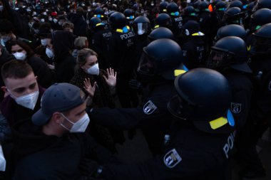 Berlin, Almanya - 1 Mayıs 2021: Koronavirüs salgını sırasında Berlin 'de 1 Mayıs gösterisi. Kreuzberg ve Neukolln 'de protestocular ve polisle çatışmalar. Devrim 1. Mai-Gösterimi