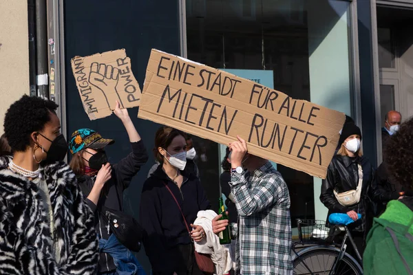 Berlin, Almanya - 1 Mayıs 2021: Koronavirüs salgını sırasında Berlin 'de 1 Mayıs gösterisi. Kreuzberg ve Neukolln 'de protestocular ve polisle çatışmalar. Devrim 1. Mai-Gösterimi
