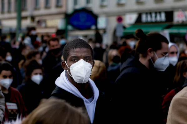 Berlin, Almanya - 1 Mayıs 2021: Koronavirüs salgını sırasında Berlin 'de 1 Mayıs gösterisi. Kreuzberg ve Neukolln 'de protestocular ve polisle çatışmalar. Devrim 1. Mai-Gösterimi