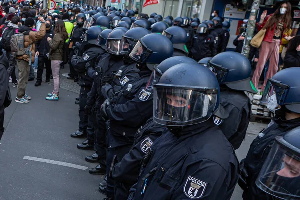 Berlin, Almanya - 1 Mayıs 2021: Koronavirüs salgını sırasında Berlin 'de 1 Mayıs gösterisi. Kreuzberg ve Neukolln 'de protestocular ve polisle çatışmalar. Devrim 1. Mai-Gösterimi