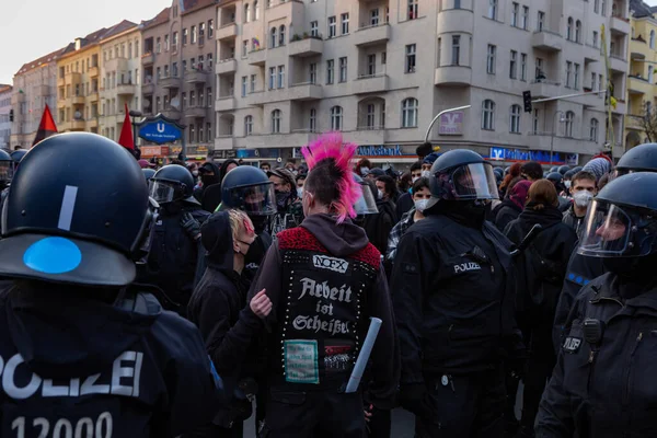 德国柏林 2021年5月1日 在柏林举行的 五月日 示威活动 Kreuzberg和Neukolln的抗议者和与警察的冲突 革命1号 Mai Demonstration — 图库照片