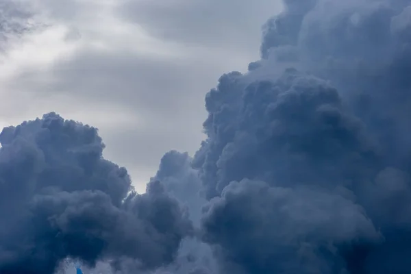 Yağmurdan önce doymuş bulutlar