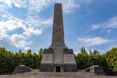 Berlin, Almanya - Temmuz 12021: Berlins Pankow bölgesindeki Schnholzer Heide 'deki Sovyet Savaş Anıtı. Doğu Alman Sovyet mirası. Schnholzer Heide 'de Sowjetisches Ehrenmal.