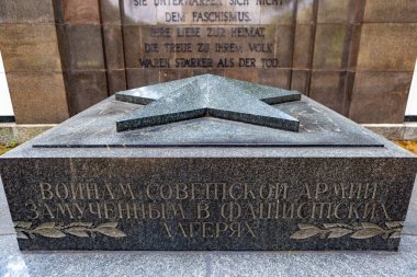 Berlin, Almanya - Temmuz 12021: Berlins Pankow bölgesindeki Schnholzer Heide 'deki Sovyet Savaş Anıtı. Doğu Alman Sovyet mirası. Schnholzer Heide 'de Sowjetisches Ehrenmal.