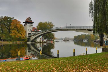 Spree Nehri, Berlin 'in görüş alanından akıyor..