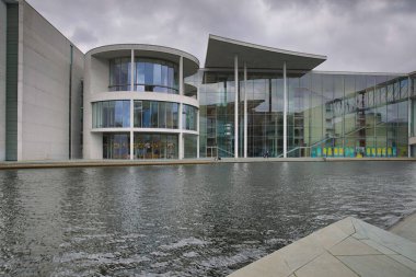 Spree Nehri, Berlin 'in görüş alanından akıyor..