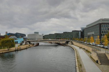 Spree Nehri, Berlin 'in görüş alanından akıyor..