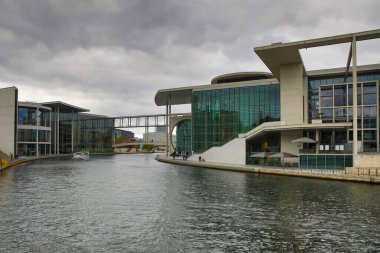 Spree Nehri, Berlin 'in görüş alanından akıyor..