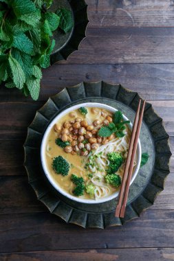 Kabak ve brokoli ile Laksa şehriye çorbası, baharatlı Tayland çorbası.