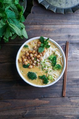 Kabak ve brokoli ile Laksa şehriye çorbası, baharatlı Tayland çorbası.