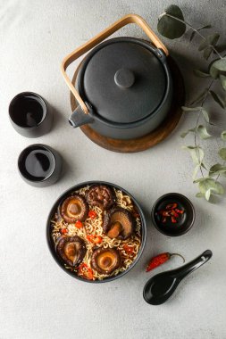 Shiitake 'li Asya eriştesi çorbası, sıcak baharatlı çorba.