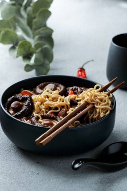 Shiitake 'li Asya eriştesi çorbası, sıcak baharatlı çorba.