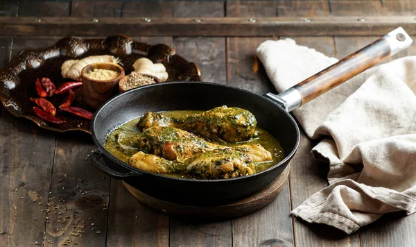 パラックチキンまたはチキンサグ 伝統的なインド料理またはパキスタン料理 — ストック写真