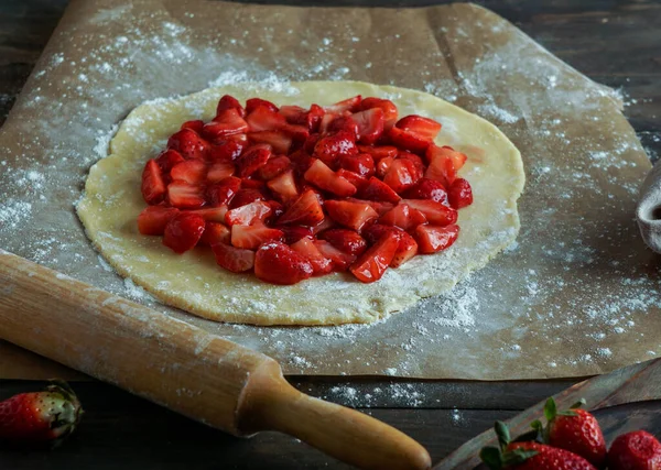 Galette Con Fresa Fresca Proceso Preparación Manos Mujer Joven Trabajando —  Fotos de Stock