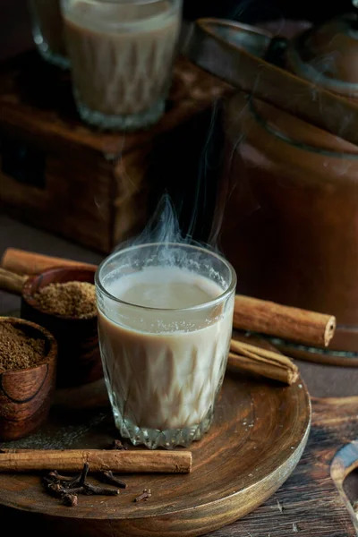 インドのスパイシーなお茶のマサラ スパイスのホット おいしい伝統的な飲み物 — ストック写真