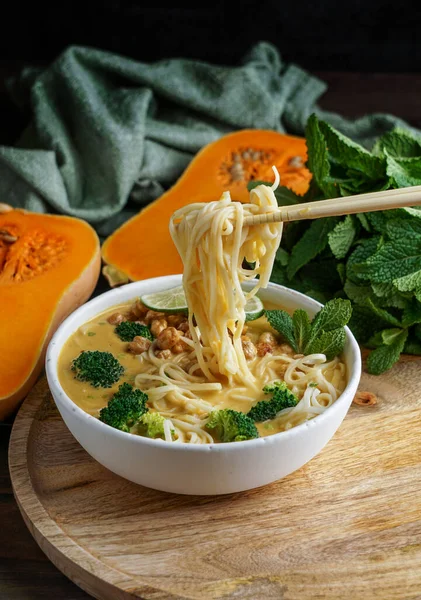 Laksa Nudelsoppa Med Pumpa Och Broccoli Thai Kryddig Soppa — Stockfoto