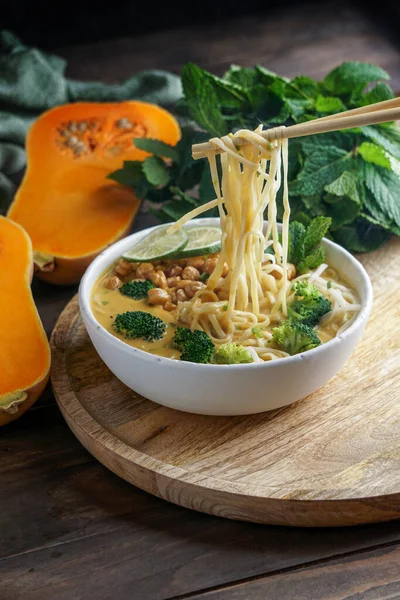 Laksa Nudelsoppa Med Pumpa Och Broccoli Thai Kryddig Soppa — Stockfoto