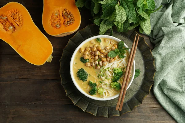 Laksa Nudelsoppa Med Pumpa Och Broccoli Thai Kryddig Soppa — Stockfoto