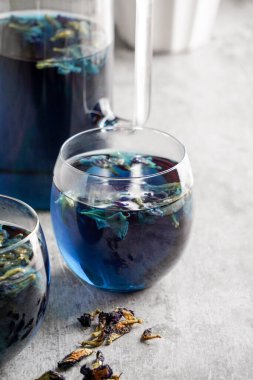 Kelebek arkaplanlı bezelye çiçeği çayı. Sağlıklı konsept