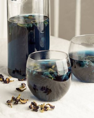 Kelebek arkaplanlı bezelye çiçeği çayı. Sağlıklı konsept