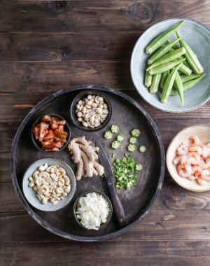 Caruru Inêentes, bamya, kurutulmuş karides, domates, kaju ve fıstıkla yapılan geleneksel Afro-Brezilya yemeği.