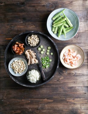 Caruru Inêentes, bamya, kurutulmuş karides, domates, kaju ve fıstıkla yapılan geleneksel Afro-Brezilya yemeği.