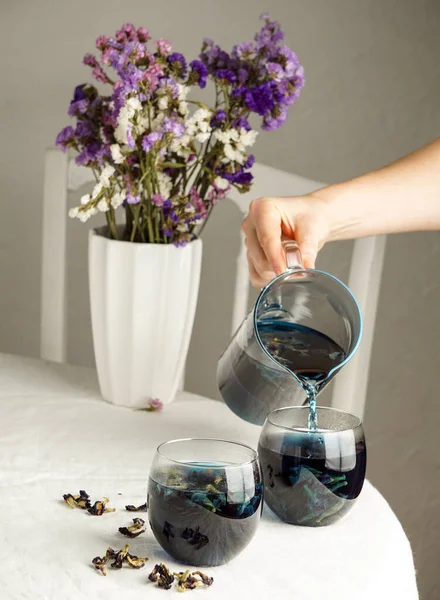 Tazas Flor Guisante Mariposa Con Fondo Gris Concepto Saludable — Foto de Stock