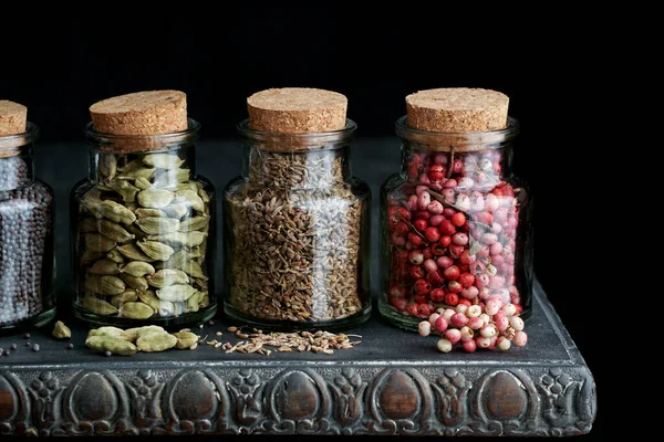 Épices Bouteilles Variété Épices Différentes Sur Table Bois Sombre Poivre — Photo