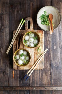 Çikolatalı tekeno, tipik Venezuela yemeği - kadın aşçı tequeos veya peynir parmaklı tipik Venezuela yemeği