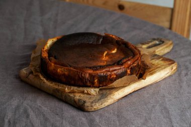 San Sebastian Bask peynirli kek, nefis ev yapımı hamur işi.